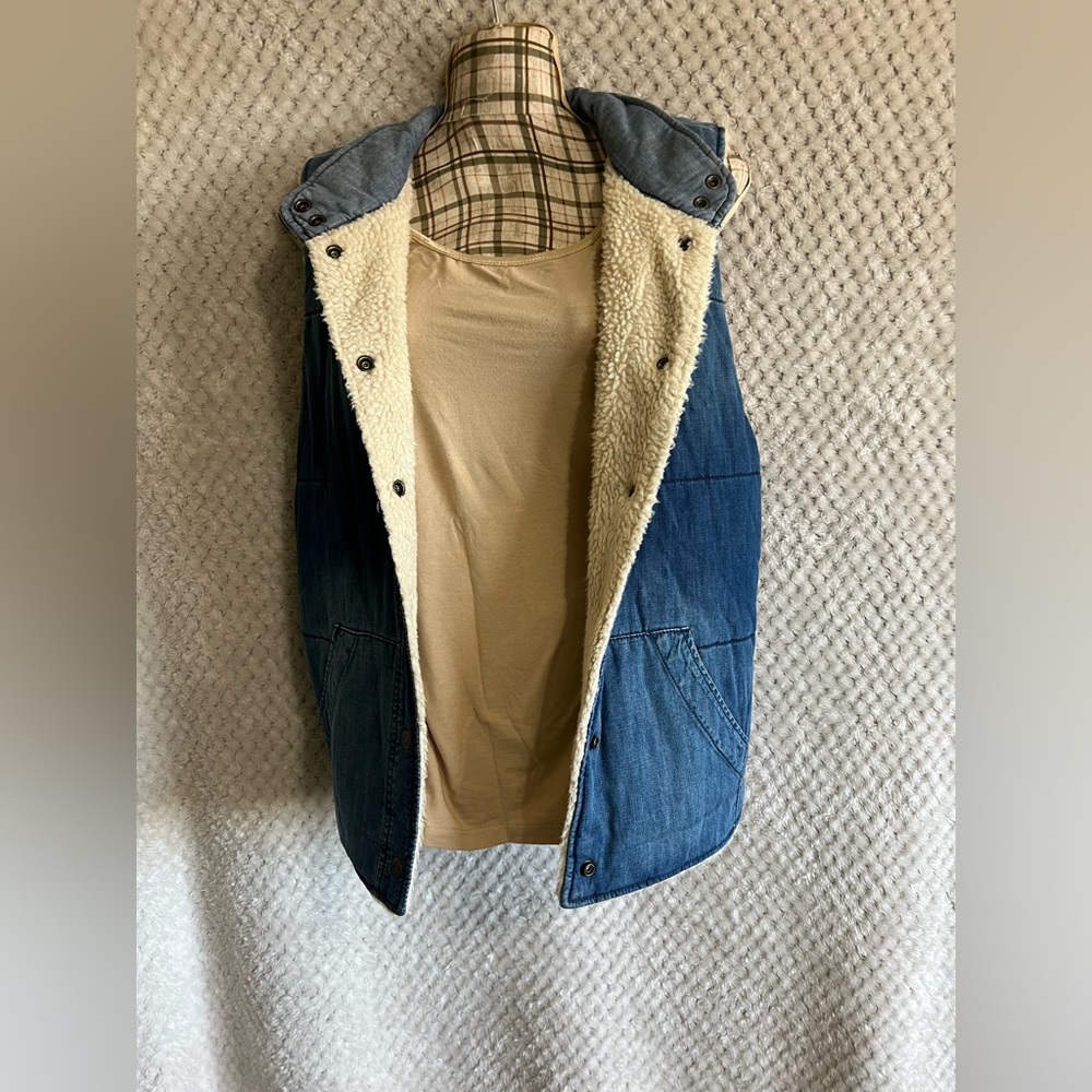 Old Navy Sherpa-Lined Denim Vest. - Picture 6 of 9
